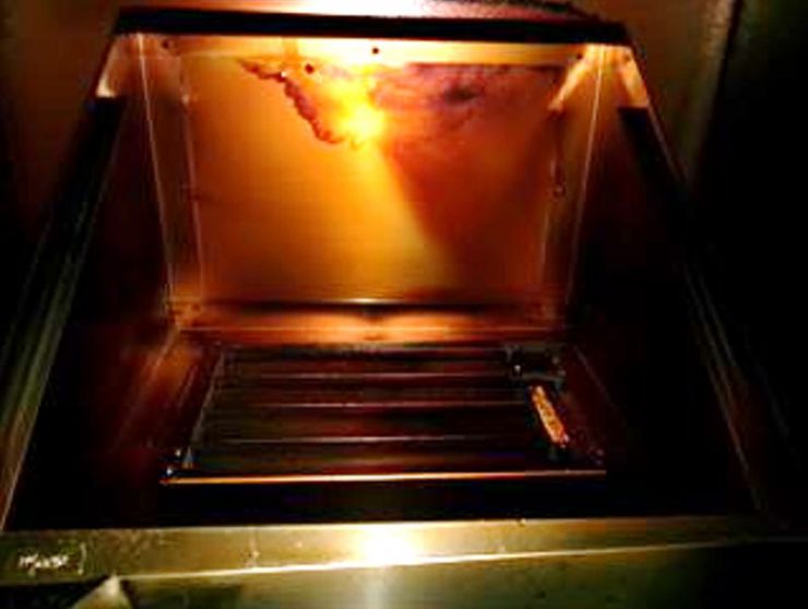 フライヤーフード内清掃前 フライヤーフード内清掃前